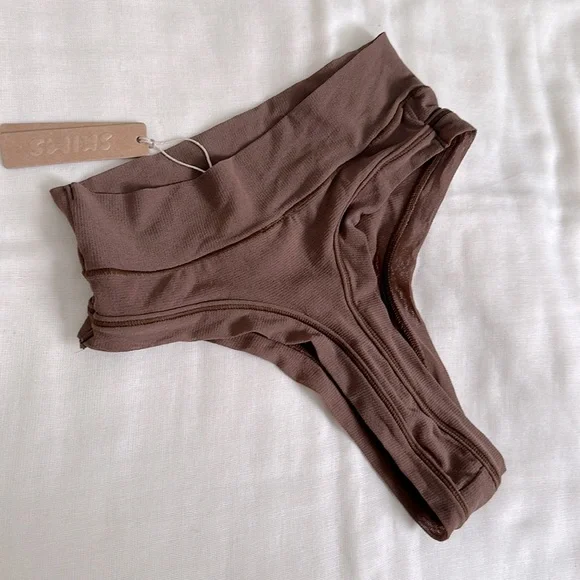 SKIMS Summer Mesh Thong - Picture 3 of 4